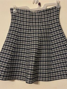 Classic Concepts M pull on Houndstooth A-Line Skirt in Blue and White